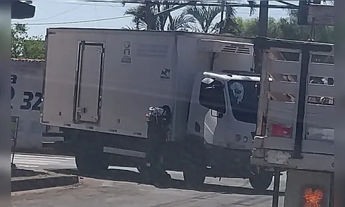 Moto fica pendurada em caminhão após acidente em Arapongas