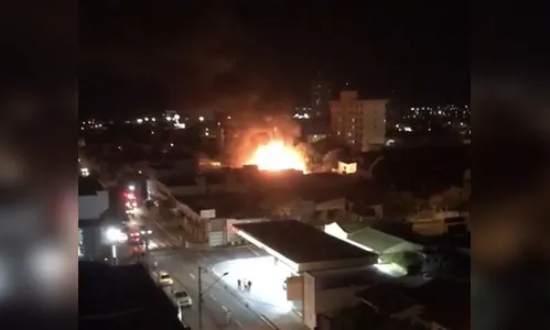 Bombeiros controlam incêndio no centro de Arapongas; assista