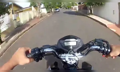 PM de Apucarana flagra homem conduzindo moto sem retrovisores