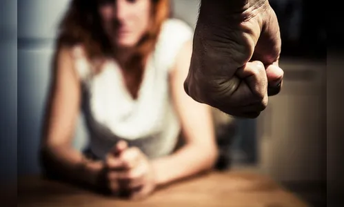 Homem usa pedaço de madeira e agride esposa em Marumbi