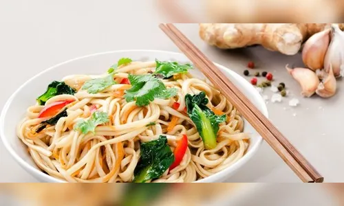 Aprenda a fazer um delicioso Yakisoba vegetariano para o final de semana