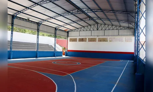 Concluída reforma de quadra esportiva na escola do Jardim Tibagi