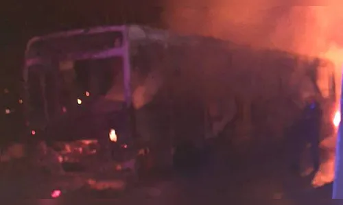 Grupo ateia fogo em ônibus na Zona Norte de Londrina