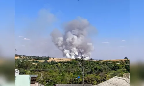 Incêndio de grandes proporções mobiliza bombeiros em Apucarana