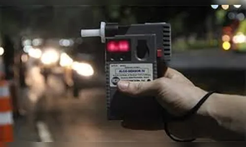 Motorista embriagada bate carro em poste no Jardim América