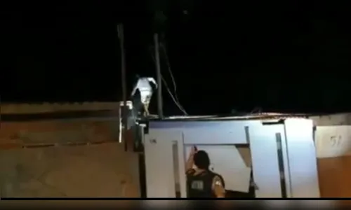Suspeito de furto cai do telhado fugindo da PM em Londrina; Vídeo