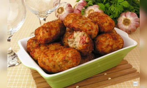 Aprenda a fazer um delicioso bolinho de arroz com bacon