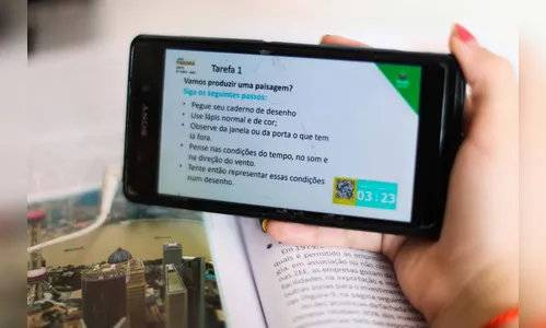 Alunos ganham celulares para acompanhar as atividades virtuais