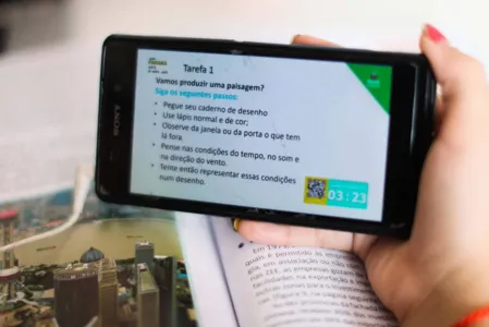 Alunos ganham celulares para acompanhar as atividades virtuais