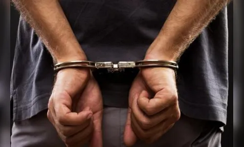 Homem foge pelo telhado após agredir a esposa em Arapongas