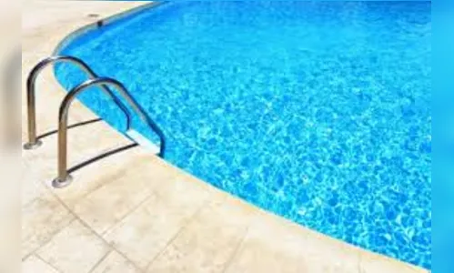 Criança fica gravemente feriada após cair em piscina em Maringá