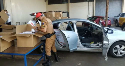 Carro e cigarros apreendidos 