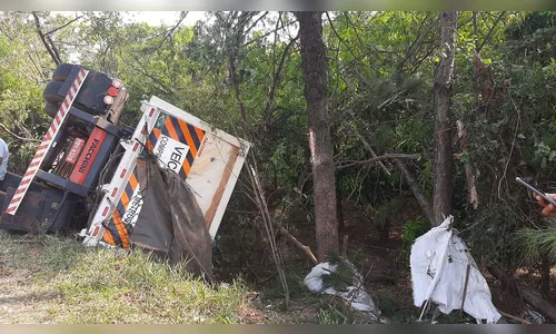 Caminhão carregado com adubo tomba no Contorno Norte, de Apucarana; assista