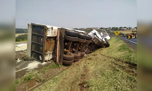 Caminhão tomba na BR-376 próximo do Pirapó em Apucarana