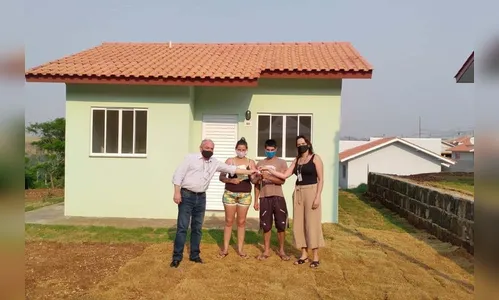 Famílias de Itapejara D’Oeste recebem casas de graça do Estado