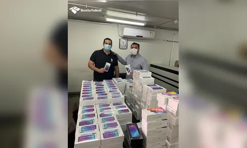 Receita Federal doa 500 celulares para alunos prejudicados pela pandemia