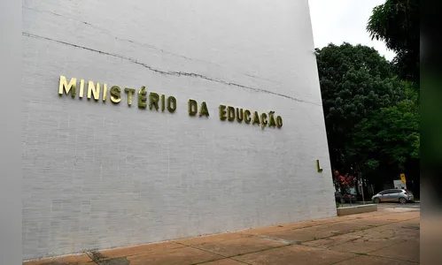 Quem é o responsável por coordenar a volta às aulas em todo o país?
