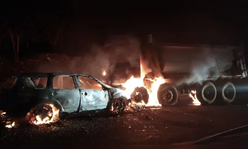 Após colisão, automóvel e caminhão pegam fogo em Londrina