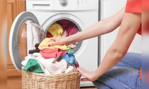 Mulher vai lavar roupa e encontra estranho dormindo na lavanderia