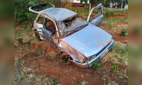 Motorista sofre ferimentos após capotar o carro em Apucarana