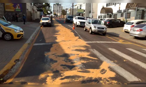 Derramamento de óleo causa queda de moto no centro de Apucarana