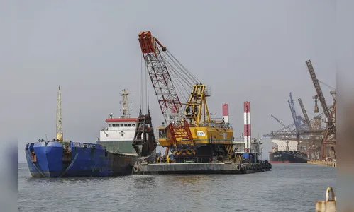 Portos do Paraná dragam quatro áreas de forma simultânea