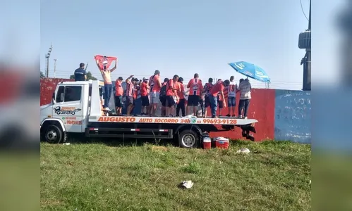 Torcida do Apucarana Sports 'dá um jeitinho' para ver jogo mesmo com portões fechados