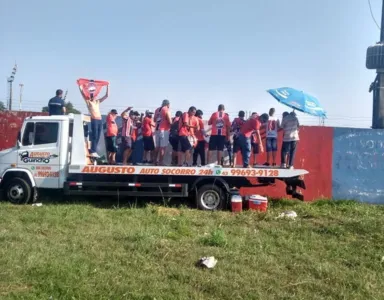 Torcida do Apucarana Sports 'dá um jeitinho' para ver jogo mesmo com portões fechados