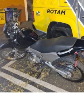 Casal com moto furtada é preso em loja de conveniência