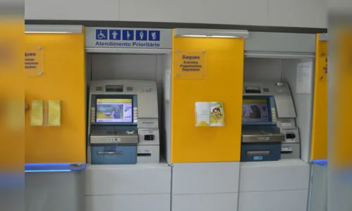 Mulher esquece dinheiro em autoatendimento de banco e tem prejuízo de R$1.4 mil