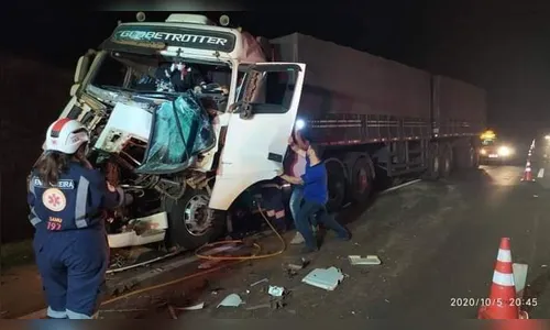 Caminhoneiro fica gravemente ferido após acidente na PR-444 em Arapongas