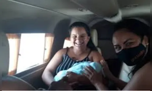 Mulher dá à luz durante voo, 15 minutos após adentrar em avião