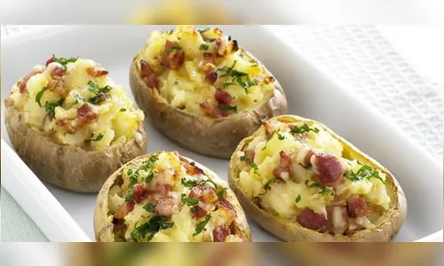 Confira a receita de Batata Assada Recheada