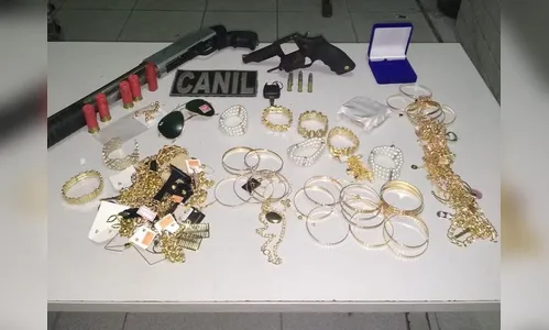 Assaltantes confundem quiosques e roubam bijuterias em vez de joias