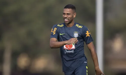 Seleção inicia Eliminatórias sem titulares incontestáveis nas laterais