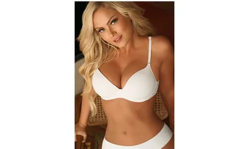 Ellen Rocche afirma que corpo é natural: “Nunca fiz plástica, nem silicone”