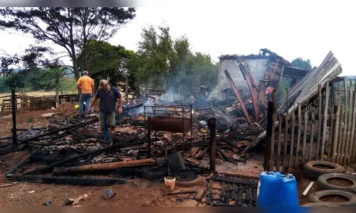 Casa fica destruída após incêndio em Califórnia