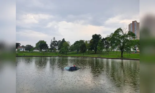 Veículo cai em lago após motorista embriagado perder o controle da direção
