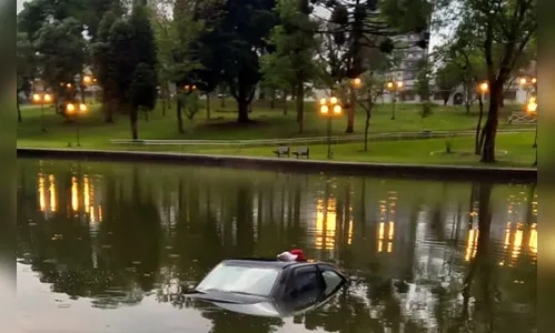 Motorista sem CNH e embriagado cai com carro dentro de lagoa em Guarapuava
