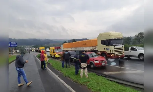 Engavetamento envolve seis carros na BR-376 em Ponta Grossa