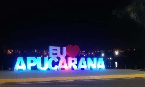 Painel completa 15 meses e vira ponto turístico