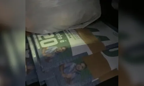 Polícia flagra ambulância transportando propaganda política; Assista