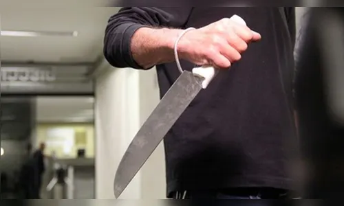 Homem ataca esposa com faca de açougueiro em Cambira