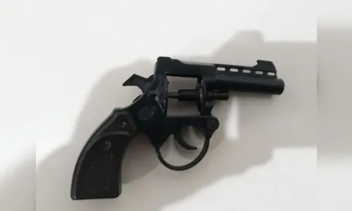 Homem é preso após ser flagrado com simulacro de arma de fogo