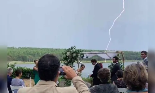 Raio interrompe casamento, após noivo citar 2020; veja vídeo