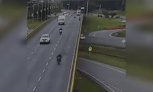 Ciclista morre após ser atropelado por caminhão e cair de viaduto; assista