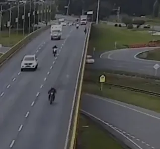 Ciclista morre após ser atropelado por caminhão e cair de viaduto; assista