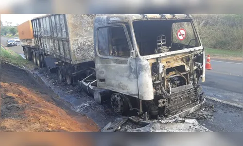 Carreta pega fogo na BR-376 em Nova Londrina; assista