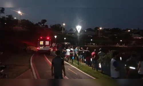 Mulher é resgatada pelos bombeiros do lago Angelo Santini, em Jardim Alegre