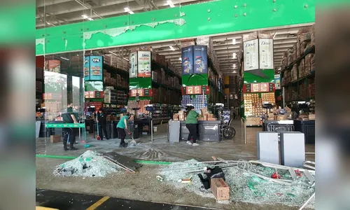 Assaltantes invadem supermercado em Almirante Tamandaré